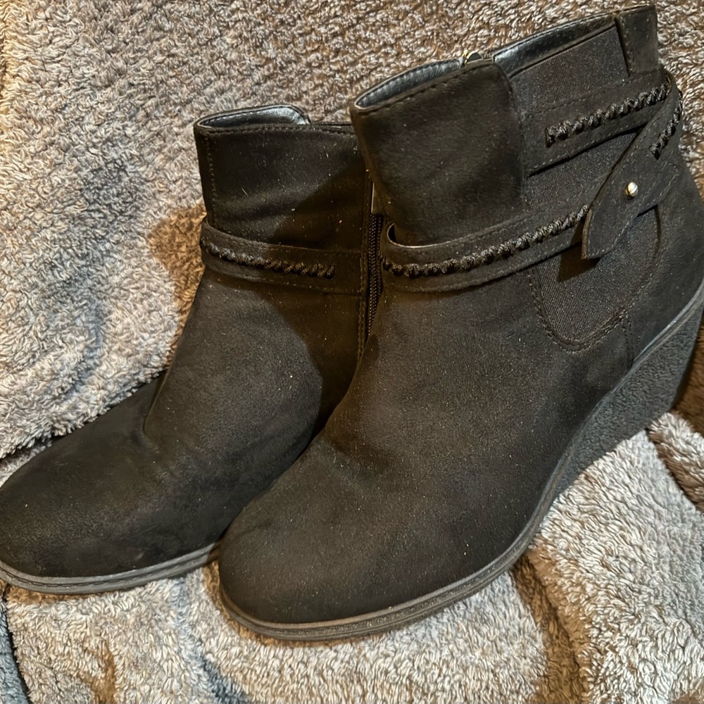 Comfortview Black Ankle Booties with Slouchy Design